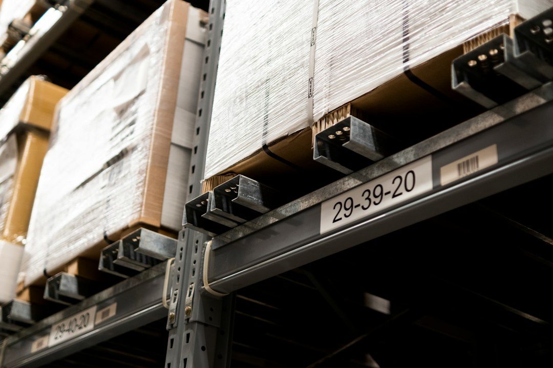 Étagère métallique chargée de cartons avant admission des fournitures