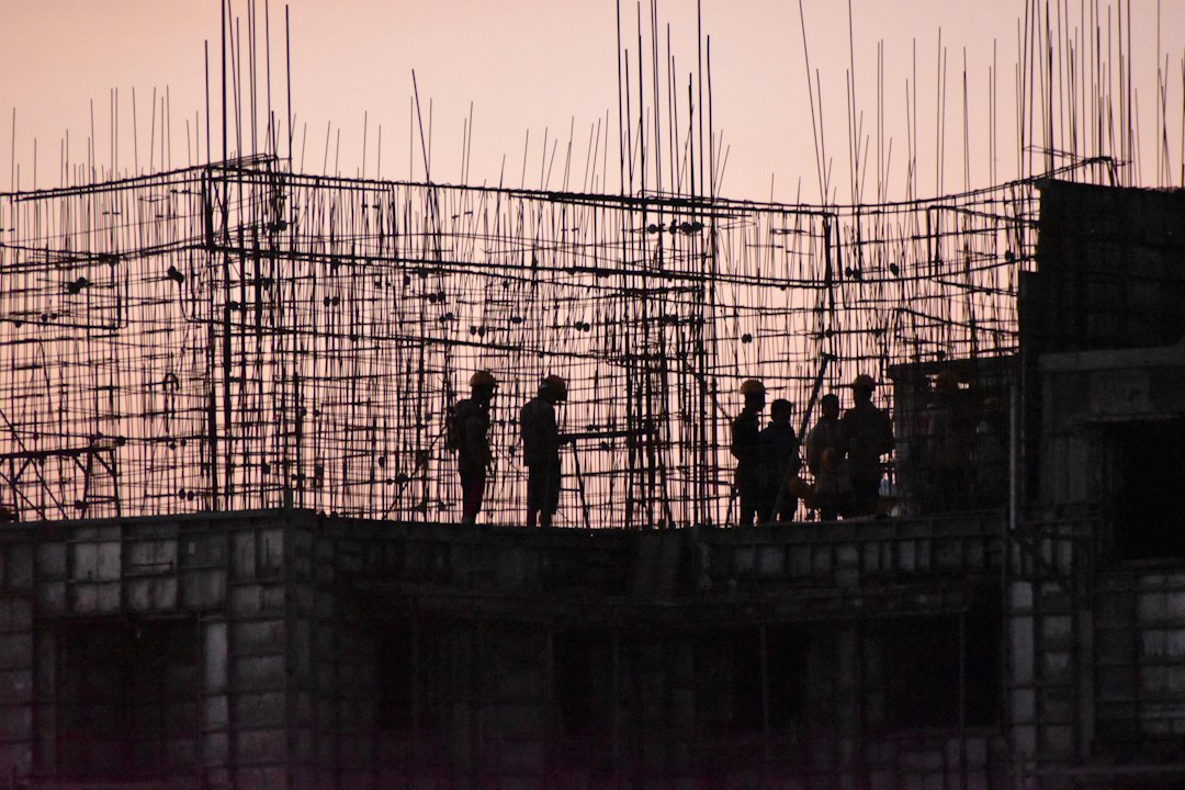 Structure de bâtiment en construction avec échafaudages