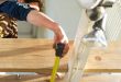 Mesure entre deux poutres lors d'un constat contradictoire sur un chantier
