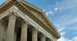 Palais de justice où une entreprise peut contester un marché signé