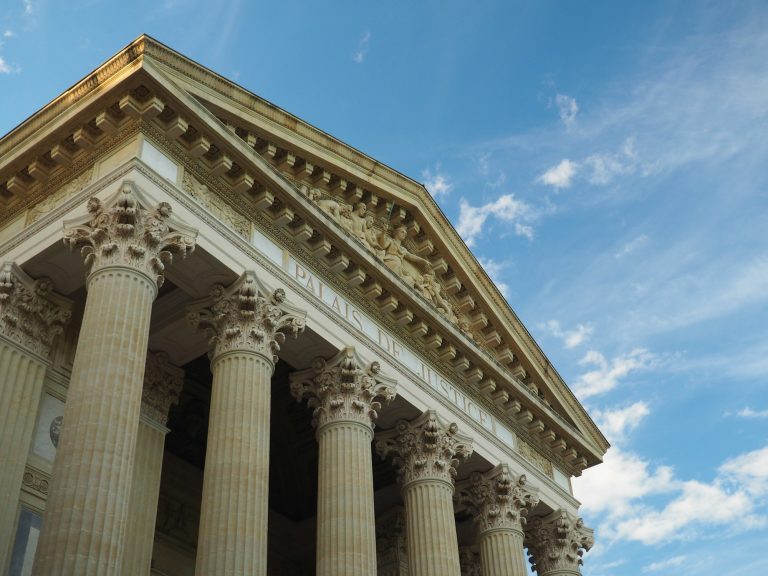Palais de justice où une entreprise peut contester un marché signé