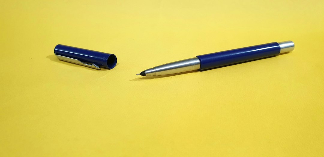 Stylo pour signer la décision de résiliation du marché