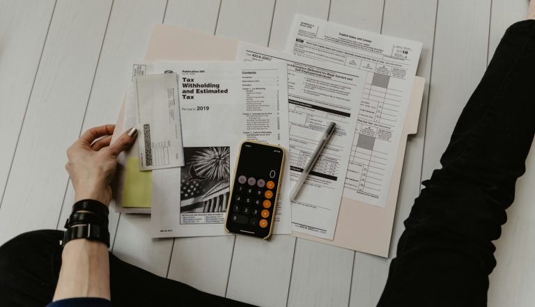 Vérification du décompte général et définitif d'un marché public de travaux avec une calculatrice
