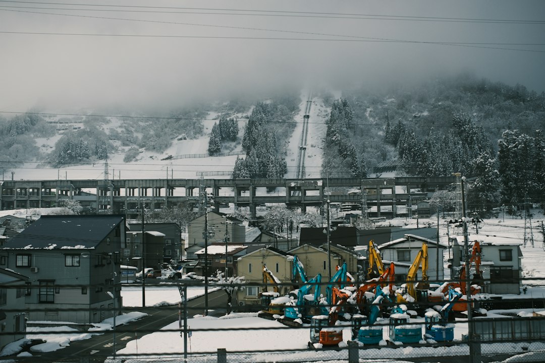 Engin de chantier immobilisé par le froid sur un chantier public