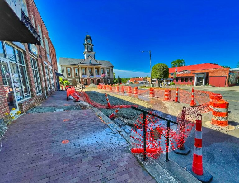 Chantier routier en ville interrompu, illustrant la force majeure dans un marché public