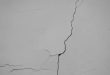 Fissure sur un mur couverte par la garantie de parfait achèvement
