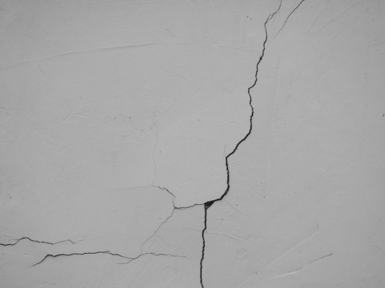 Fissure sur un mur couverte par la garantie de parfait achèvement