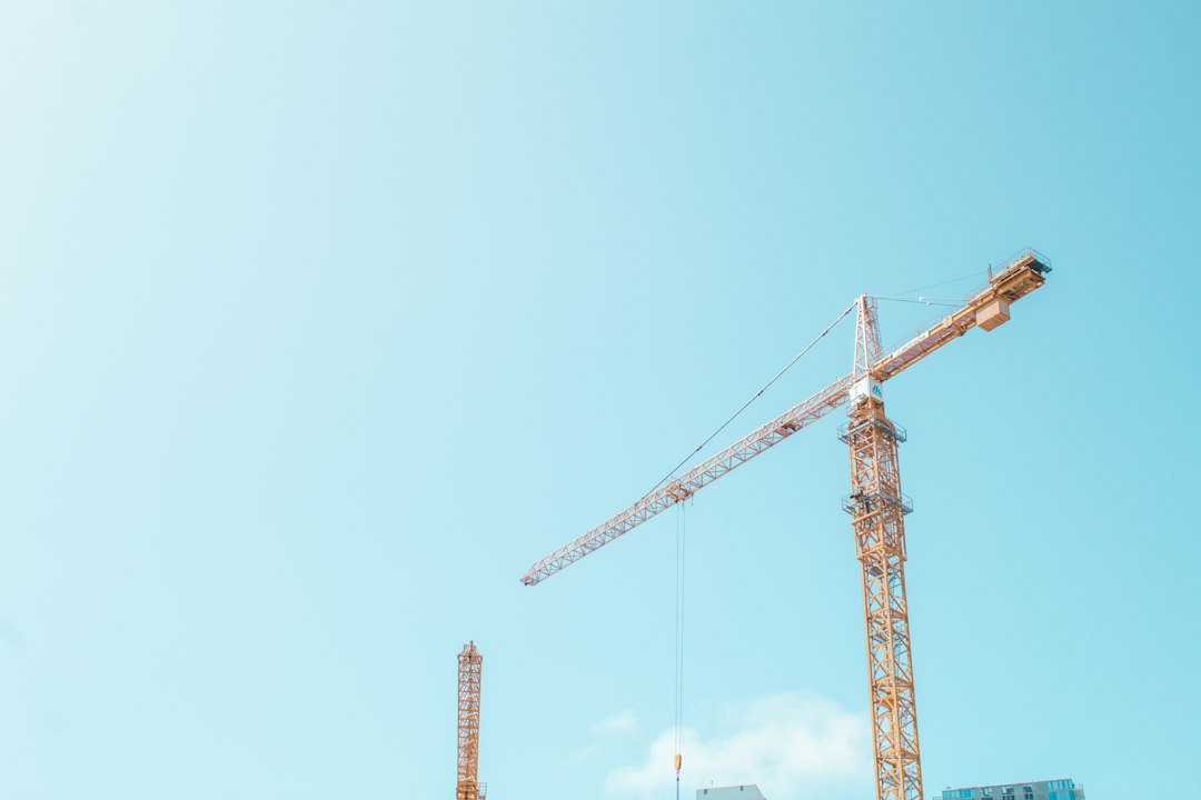 Grue de chantier à l'arrêt avant la mise en régie du marché de travaux