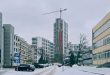 Intempéries dans un marché de travaux : chantier sous la neige avec une grue