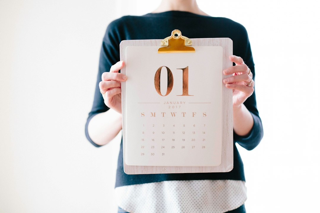Calendrier vierge sur un bureau pour planifier les étapes de paiement des fournisseurs