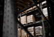 Entrepôt rempli de cartons livrés : réfaction dans un marché public de fournitures