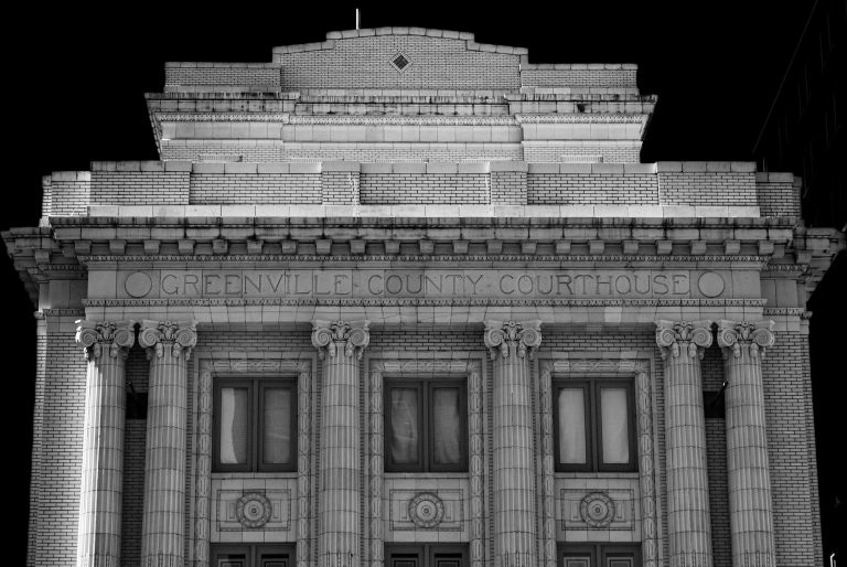 Référé précontractuel : façade d'un palais de justice