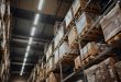 Cartons livrés en attente de vérification avant le rejet des fournitures non conformes