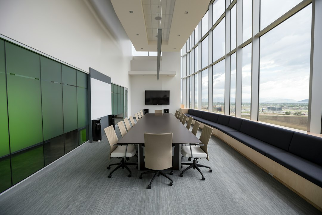 Salle du conseil où l'acheteur public décide de relancer une consultation