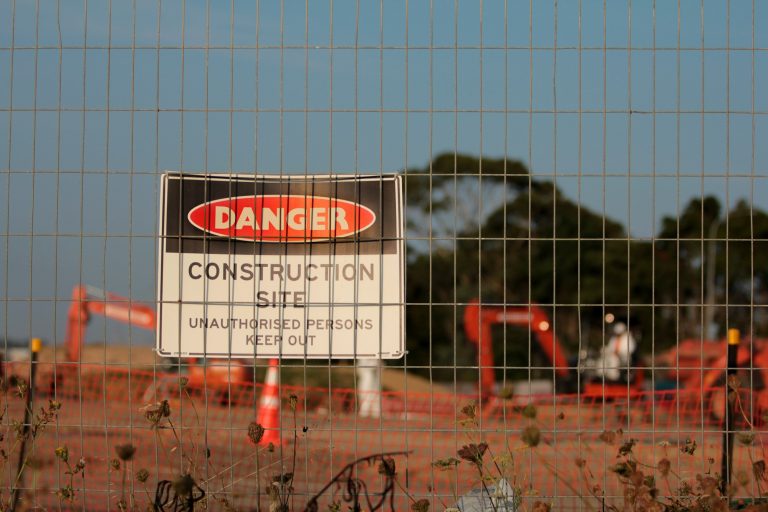 Panneau de chantier : demander la remise des pénalités de retard d'un marché public
