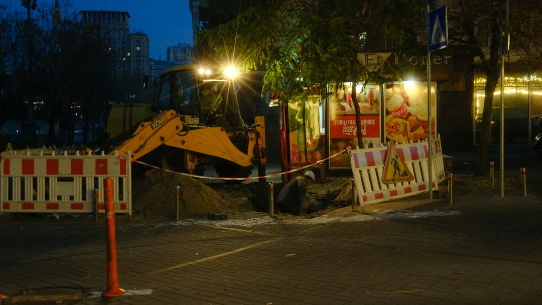 Pelleteuse sur un chantier de nuit, reprise des travaux après un événement imprévu