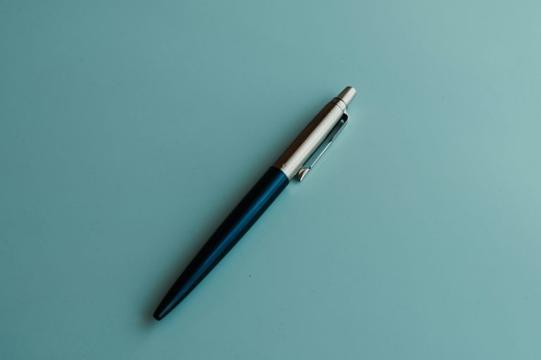 Stylo posé sur une demande de résiliation par le titulaire d’un marché public