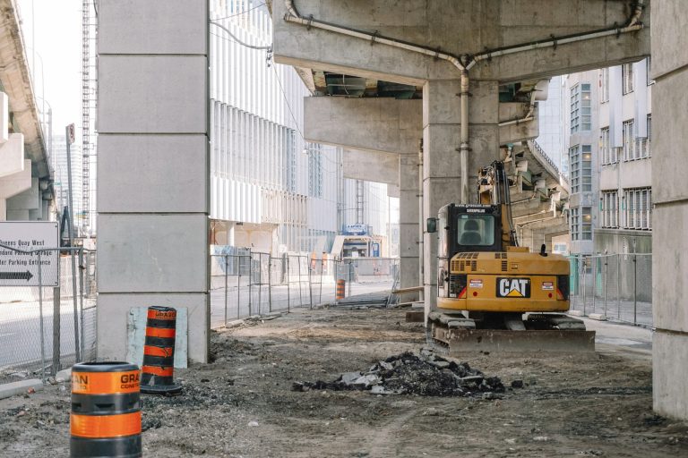Engins de chantier à l'arrêt : suspendre l'exécution du marché en cas d'impayé