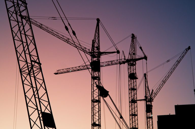 Ajournement des travaux : grues à l'arrêt sur un chantier public