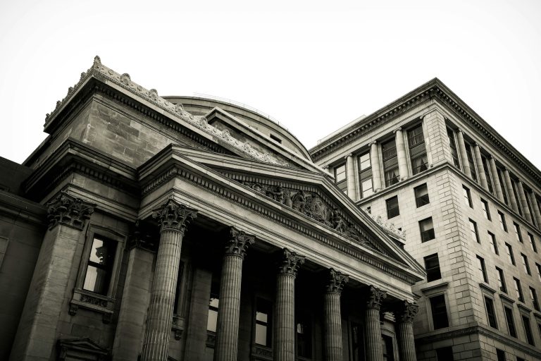 Cession de créance d'un marché public : façade à colonnes d'un établissement bancaire