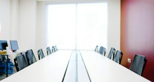 Comité de règlement amiable : table de réunion pour régler un litige de marché public