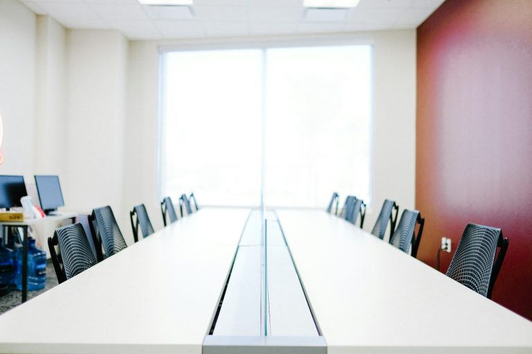 Comité de règlement amiable : table de réunion pour régler un litige de marché public