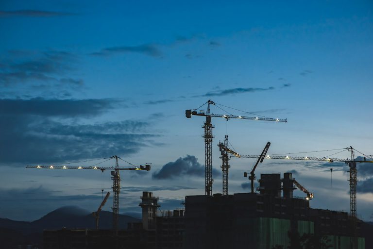 Dépassement du montant contractuel sur un grand chantier avec grues