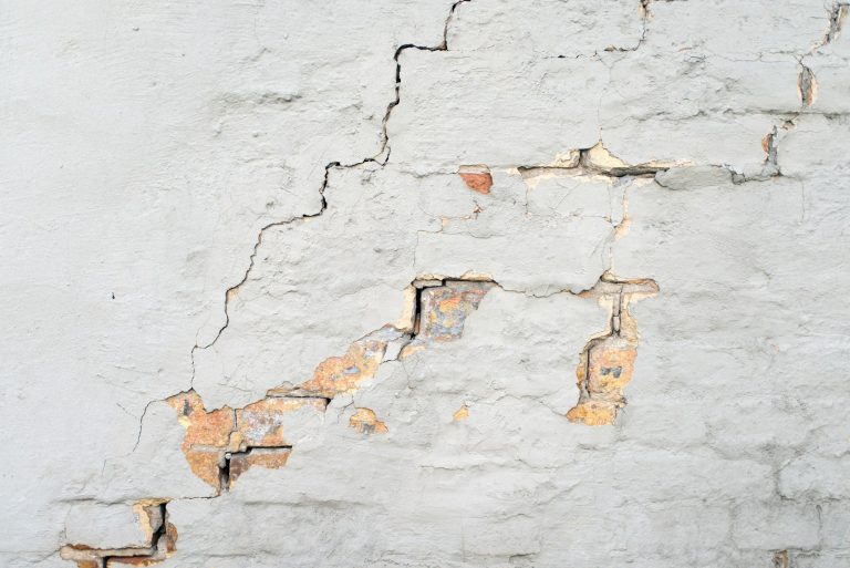 Fissures sur un mur relevant de la garantie décennale