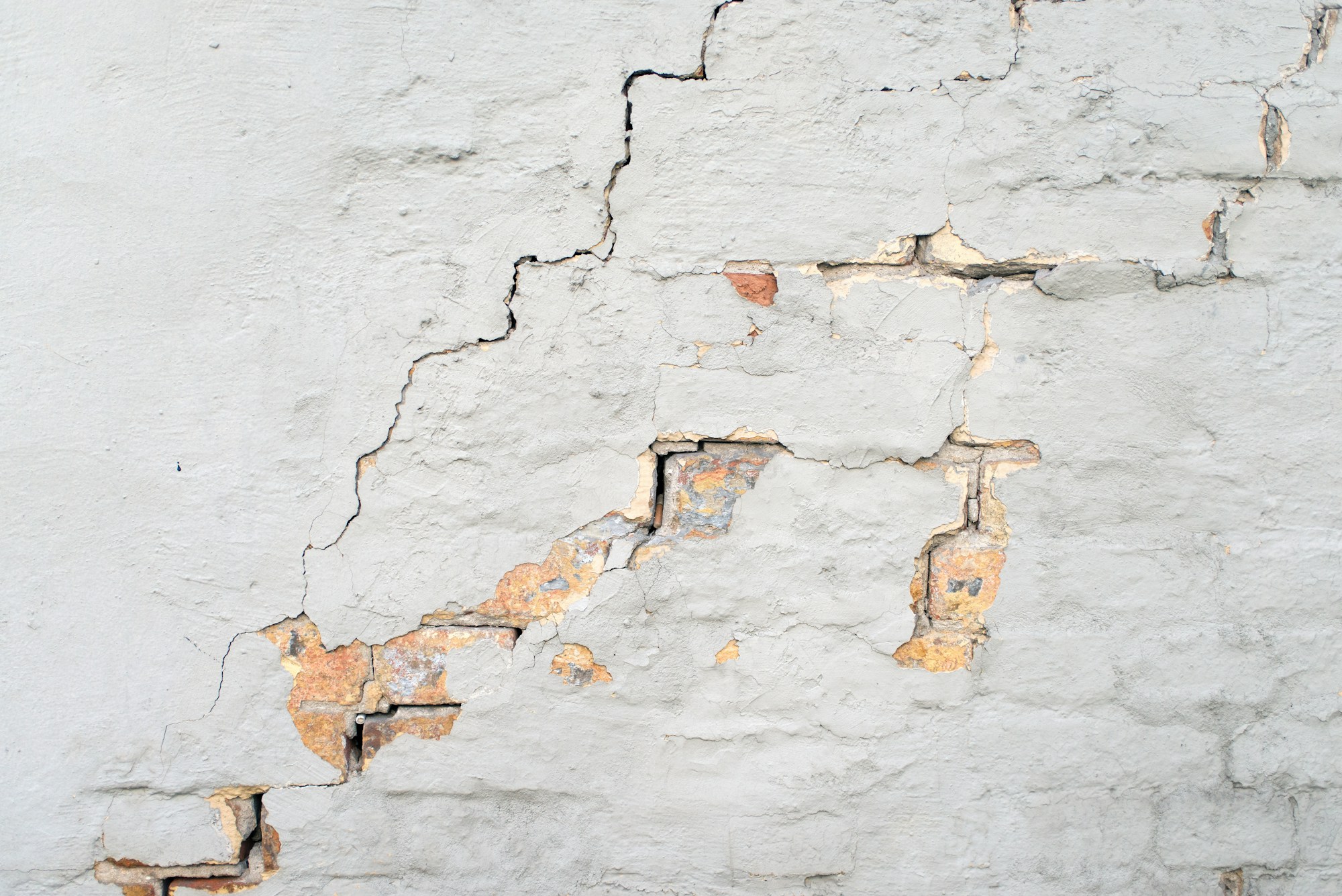 Fissures sur un mur relevant de la garantie décennale
