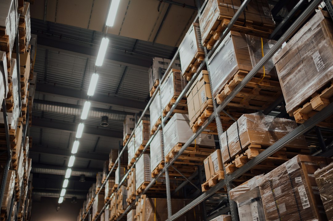 Cartons de fournitures en attente de livraison par un nouveau prestataire
