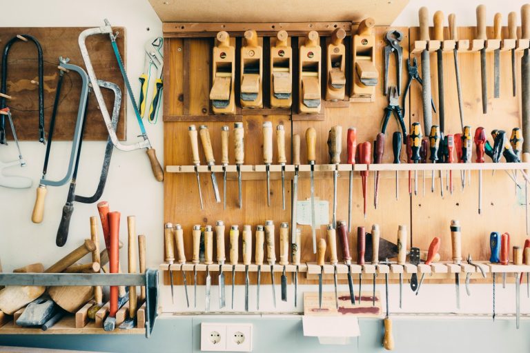 Marché réservé : outils rangés dans l'atelier d'une entreprise adaptée