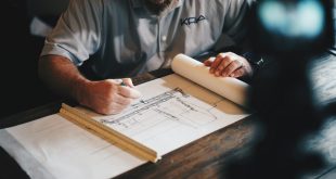 ordre de service marché public : un conducteur de travaux examine les plans du chantier