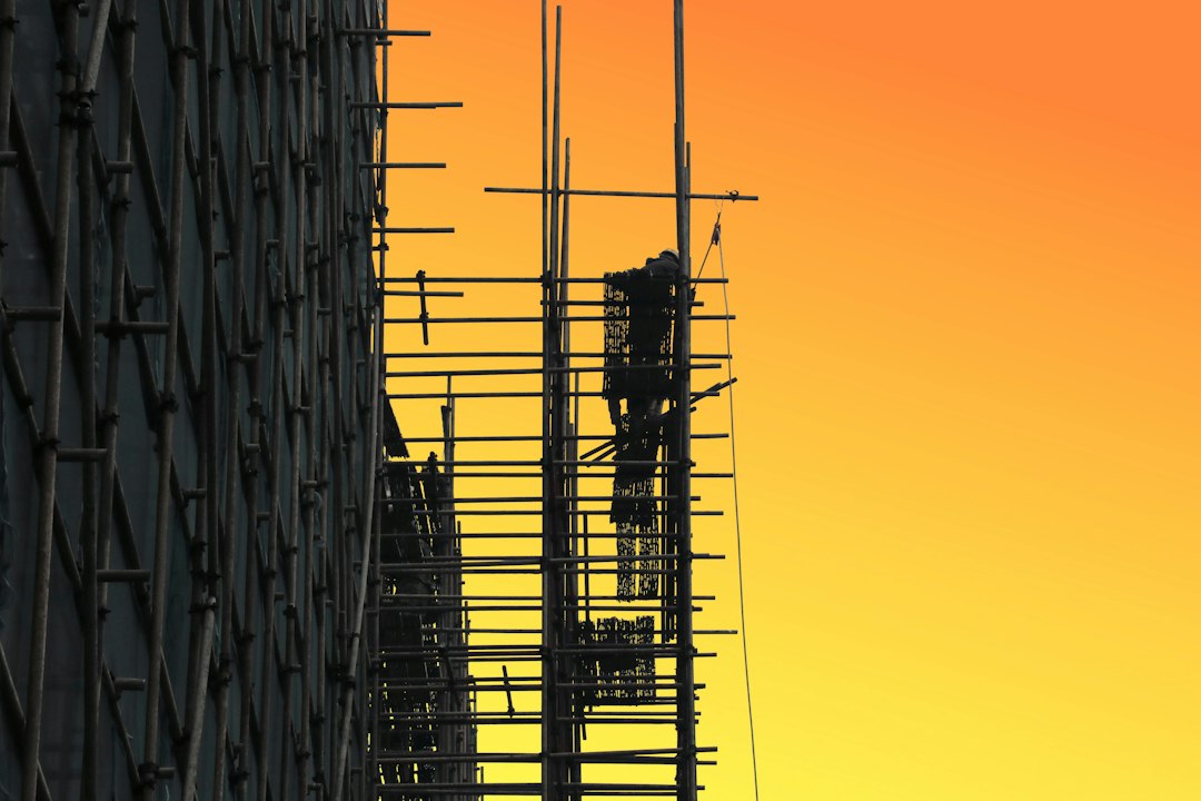 Intervention en hauteur sur un chantier public : régulariser la sous-traitance