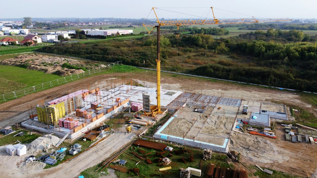 Chantier de bâtiment public avec grue avant la réception partielle