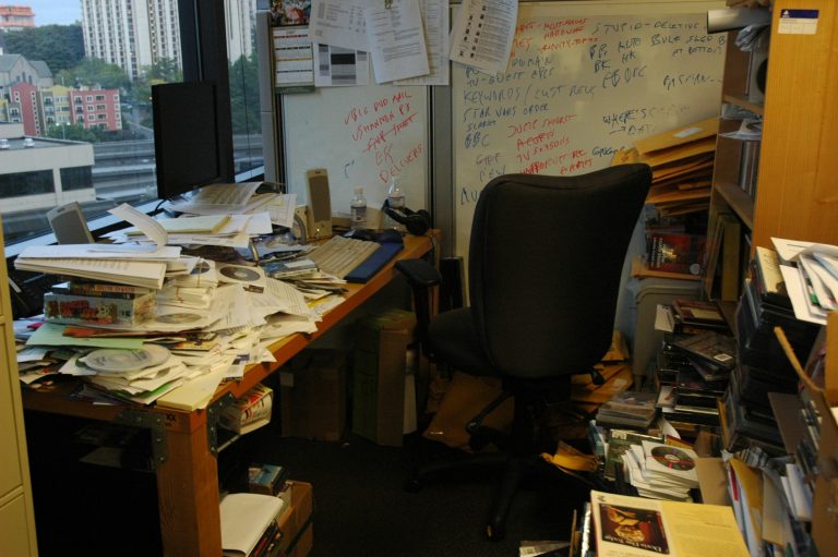 Redressement judiciaire du titulaire d’un marché public : dossiers en attente sur un bureau