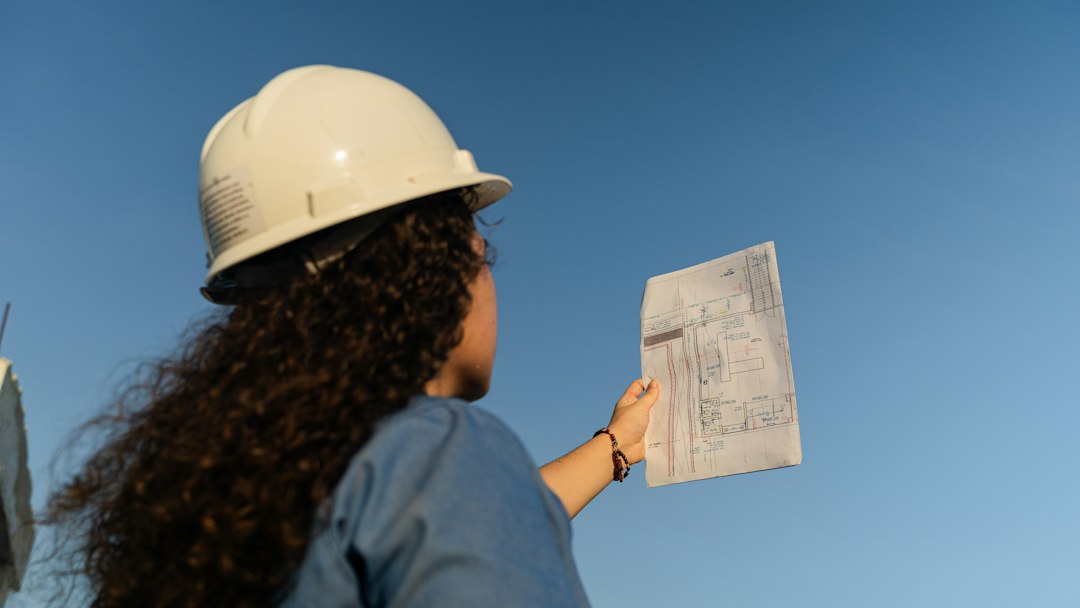 réserves sur un ordre de service : une responsable de chantier relit un document