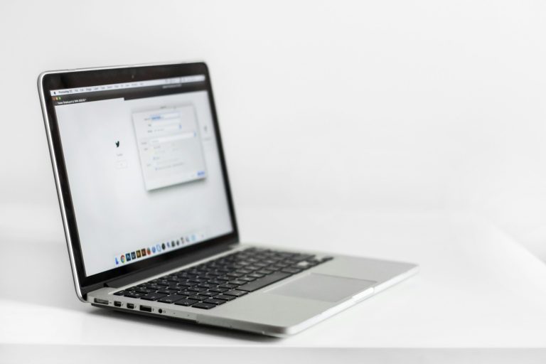 Signature électronique de l'offre : ordinateur portable prêt pour le dépôt sur un profil d'acheteur