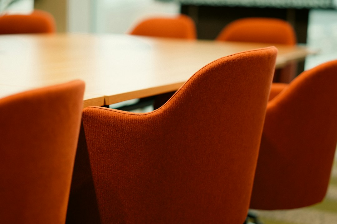 Table de conférence où se discute une solution amiable entre acheteur et titulaire